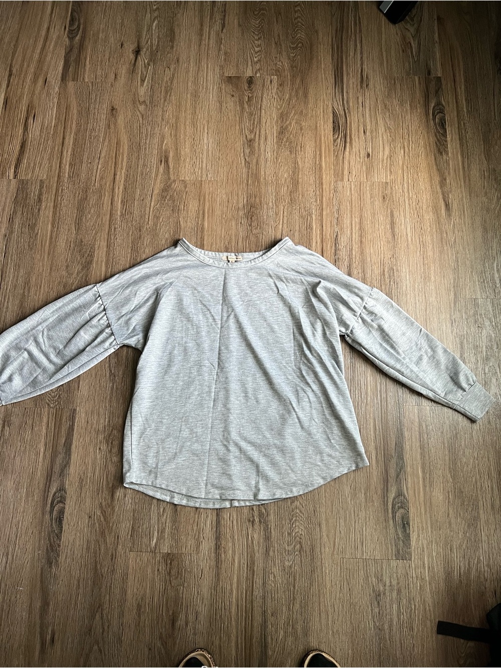 Relaxed Women’s Long Sleeve Tee in Light Gray